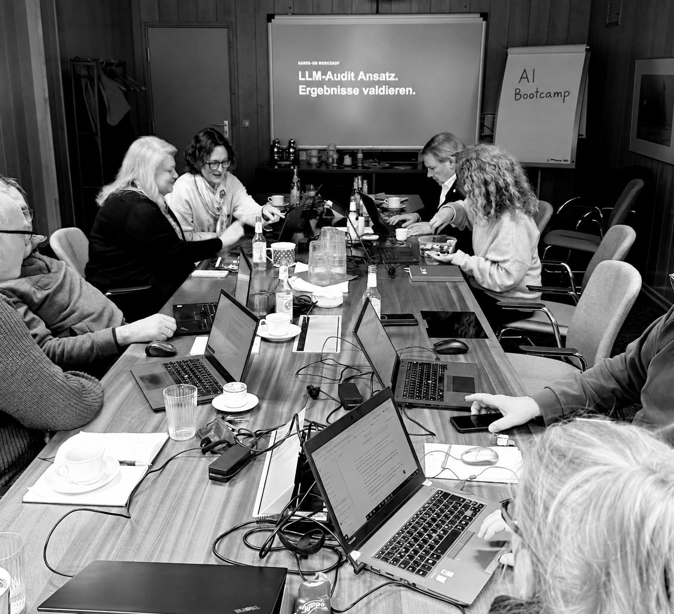 AI Bootcamp: Teilnehmende prüfen KI-Ergebnisse im Workshop